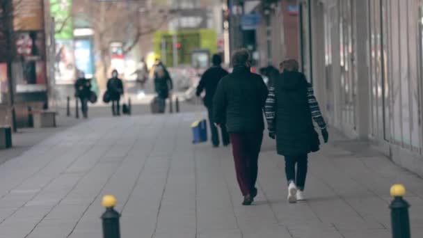 Folk Går Gatorna Warszawas Gamla Stad Personer Med Masker Ansiktet — Stockvideo