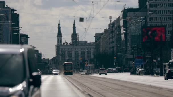 Widok Ulicę Samochodami Tramwajem Warszawa Polska — Wideo stockowe