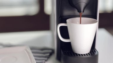 Kahve yakın çekim görüntüleri. Fincanda taze kahve..