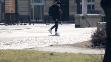 Varşova, Polonya - 04 10 2021 Varşova 'nın Eski Kasabası sokaklarında yürüyen insanlar. Yüzlerinde maske olan insanlar.