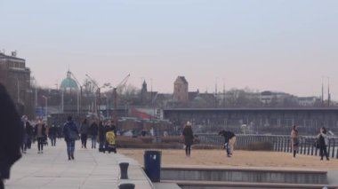 Varşova 'nın Eski Kasabası' nın sokaklarında yürüyen insanlar. Yüzlerinde maske olan insanlar.