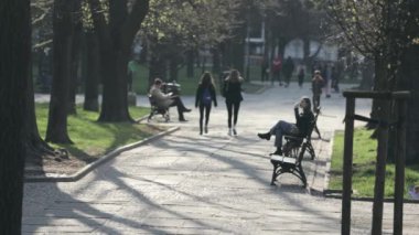 Varşova 'nın Eski Kasabası' nın sokaklarında yürüyen insanlar. Yüzlerinde maske olan insanlar.