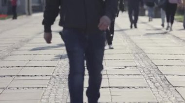 Varşova, Polonya - 04 10 2021 Varşova 'nın Eski Kasabası sokaklarında yürüyen insanlar. Yüzlerinde maske olan insanlar.