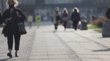 Varşova, Polonya - 04 10 2021 Varşova 'nın Eski Kasabası sokaklarında yürüyen insanlar. Yüzlerinde maske olan insanlar.