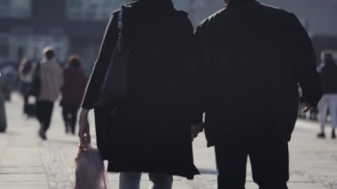 Varşova, Polonya - 04 10 2021 Varşova 'nın Eski Kasabası sokaklarında yürüyen insanlar. Yüzlerinde maske olan insanlar.