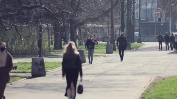 Люди Ходять Вулицями Старого Міста Варшави Люди Масками Обличчі — стокове відео