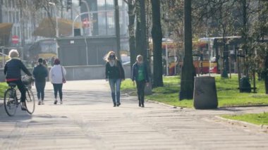 Varşova, Polonya - 04 10 2021 Varşova 'nın Eski Kasabası sokaklarında yürüyen insanlar. Yüzlerinde maske olan insanlar.