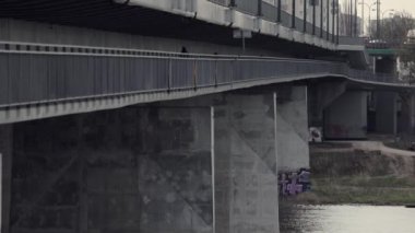 Nehir kentte. Varşova 'daki Vistula Nehri' nin manzarası.