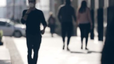 Varşova 'nın Eski Kasabası' nın sokaklarında yürüyen insanlar. Yüzlerinde maske olan insanlar.