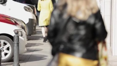 Varşova 'nın Eski Kasabası' nın sokaklarında yürüyen insanlar. Yüzlerinde maske olan insanlar.