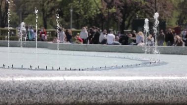 Varşova 'nın Eski Kasabası' nın sokaklarında yürüyen insanlar. Yüzlerinde maske olan insanlar. 