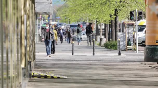 Pessoas Andando Nas Ruas Cidade Velha Varsóvia Pessoas Com Máscaras — Vídeo de Stock