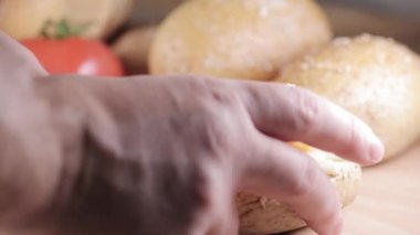 Sebze dolu kahvaltı masasında sandviç hazırlıyorum.. 