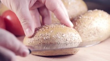 Sebze dolu kahvaltı masasında sandviç hazırlıyorum.. 