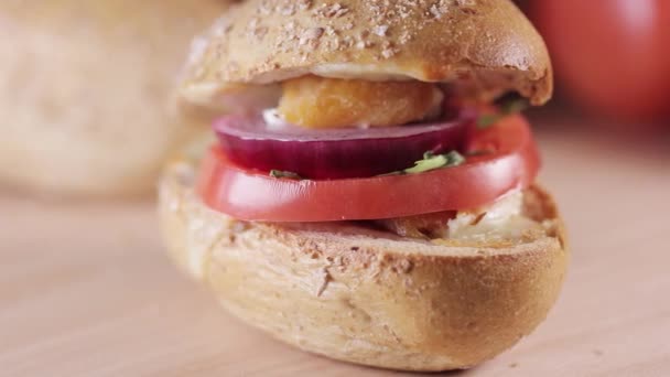 야채가 식탁에서 샌드위치를 준비하는 — 비디오