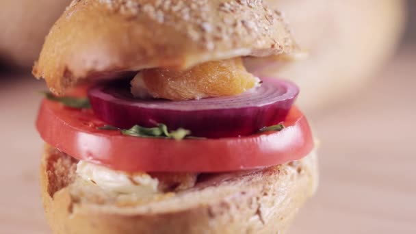 야채가 식탁에서 샌드위치를 준비하는 — 비디오