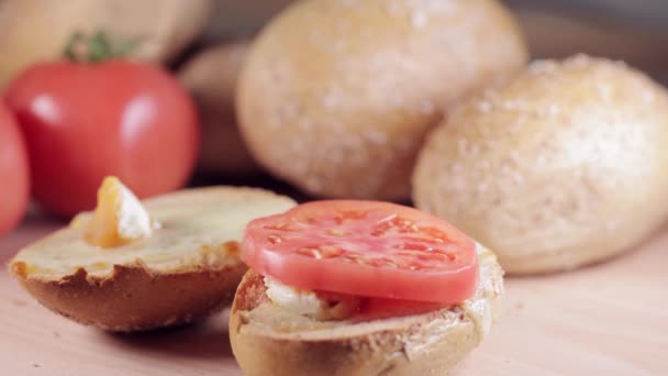 Sandwich Auf Frühstückstisch Voller Gemüse Zubereiten — Stockvideo