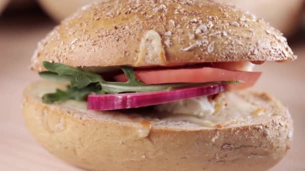 Broodje Klaarmaken Ontbijttafel Vol Groenten — Stockvideo