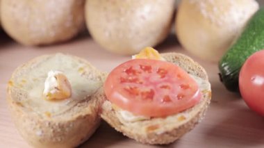 Sebze dolu kahvaltı masasında sandviç hazırlıyorum.. 