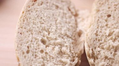 Sebze dolu kahvaltı masasında sandviç hazırlıyorum.. 