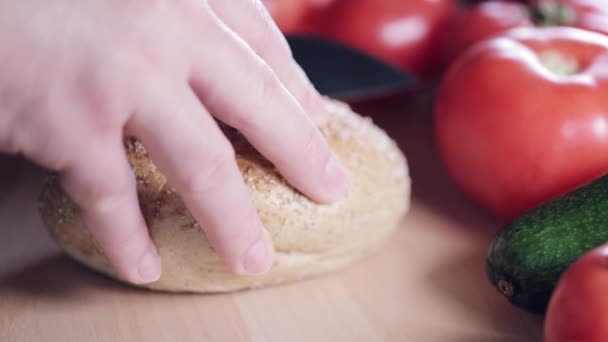 Szendvics Elkészítése Reggelizőasztalon Tele Zöldségekkel — Stock videók