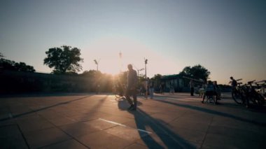 Varşova 'daki gezinti alanında tanınmayan insanlar..