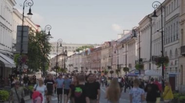 Varşova 'da kaldırımda tanınmayan insanlar.