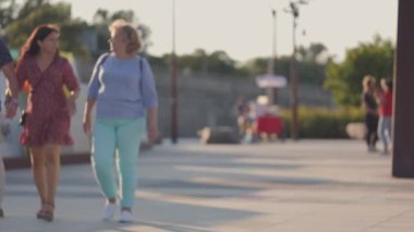 Varşova 'da kaldırımda tanınmayan insanlar. 