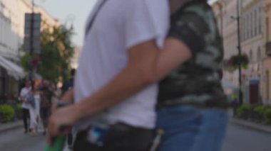 Varşova 'da kaldırımda tanınmayan insanlar. 