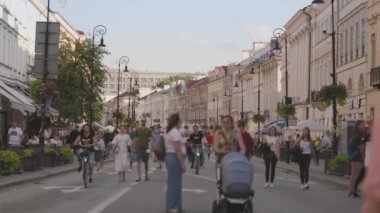 Varşova 'da kaldırımda tanınmayan insanlar. 