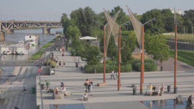 Varşova, Polonya 'daki gezinti alanında tanınmayan insanlar.