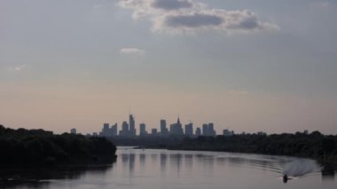 Varşova şehir merkezinde gün batımı, Siekierkowski Köprüsü manzarası