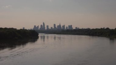 Varşova şehir merkezinde gün batımı, Siekierkowski Köprüsü manzarası