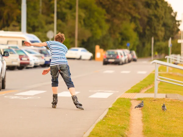 Joven hombre patinando al aire libre en día soleado — Foto de Stock