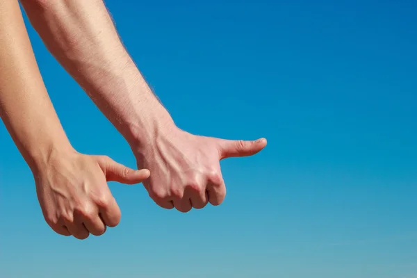 Männliche Hände Daumendrücken und Trampen im Freien — Stockfoto