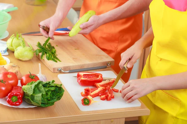 Pareja preparando ensalada de verduras frescas. Dieta — Foto de Stock