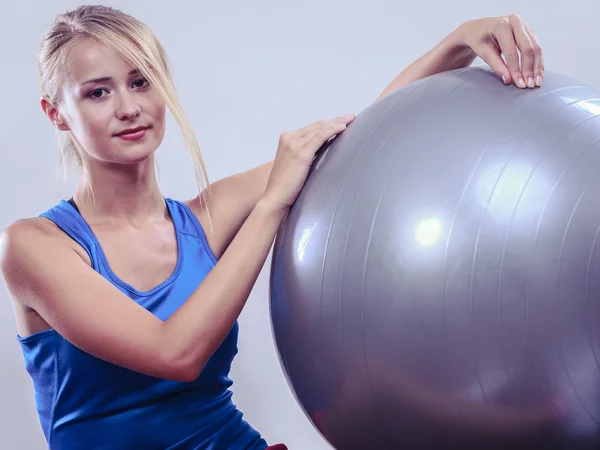 Frau macht Fitnessübungen mit fittem Ball — Stockfoto