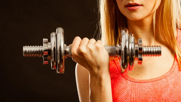 Fitness sporty girl lifting weights — Stock Photo, Image