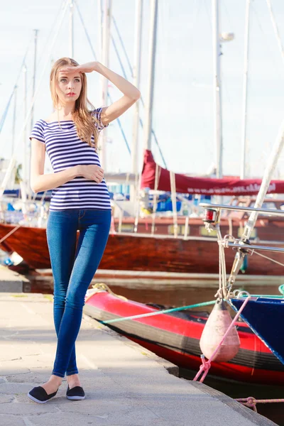 Vrouw in marina tegen jachten in de haven — Stockfoto