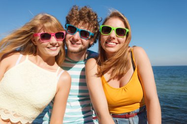 Grup arkadaşlar eğlenmeye açık