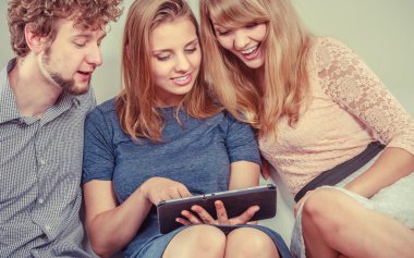 Arkadaşlar internet tablet üzerinde tarama rahatlatıcı.