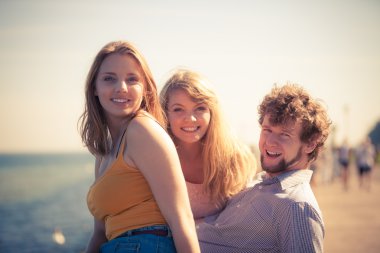 Arkadaşlar eğlenmeye açık grup