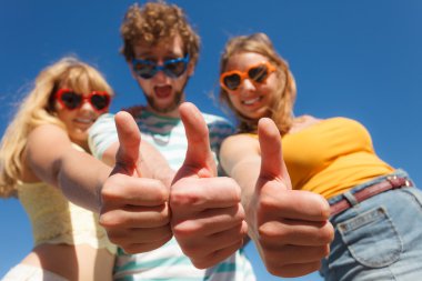 Grup arkadaşlar eğlenmeye açık