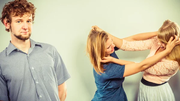 Mulheres loucas agressivas lutando pelo homem . — Fotografia de Stock