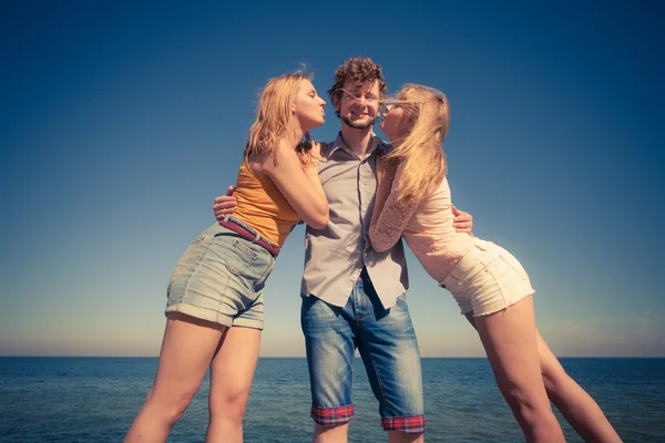 Two girls kissing one boy — Stockfoto