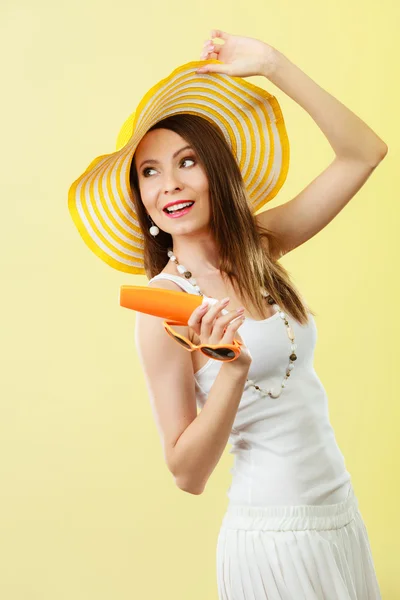 夏帽子の女はサングラスに日焼け止めローションを保持しています。 — ストック写真
