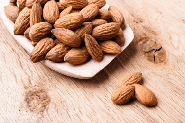 Tahta kaşıkta badem.