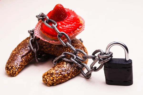 Cake with chain and padlock, diet concept. — Stock Photo, Image