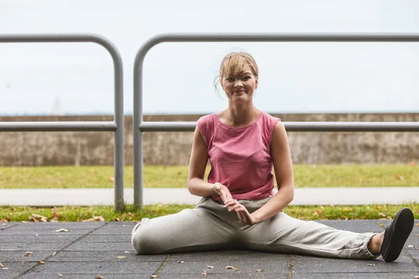 Mujer activa estirando el calentamiento. Ejercicio . — Foto de Stock