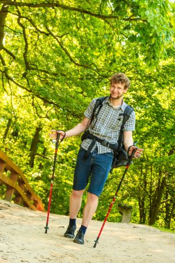 Orman iz hiking sırt çantası ile genç adam